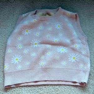 Cream cropped knit sweater vest with Daisy designs